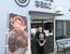店舗の前に立つ玉井さん