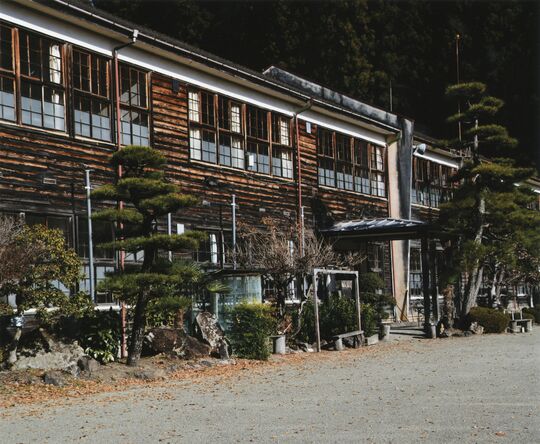 「朝日を浴びて輝く学び舎」菊地雄一(大田原)