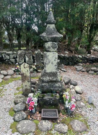 　宇喜多秀家の墓＝東京都八丈町