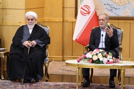 　２７日、ニューヨークの国連総会からイランに帰国後、記者会見するペゼシュキアン大統領（右）＝テヘラン（イラン大統領府提供、ゲッティ＝共同）