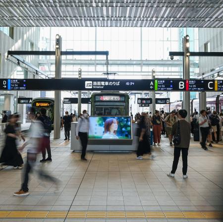 　路面電車が駅ビル２階に乗り入れたＪＲ広島駅＝１１日