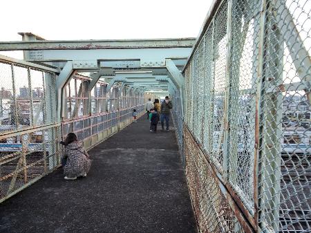 　三鷹跨線人道橋から電車を眺める親子（２０１６年１２月）
