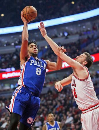 　ＮＢＡセブンティシクサーズ時代のジャリル・オカフォー（８）。右はブルズのパウ・ガソル＝２０１５年、シカゴ（ゲッティ＝共同）