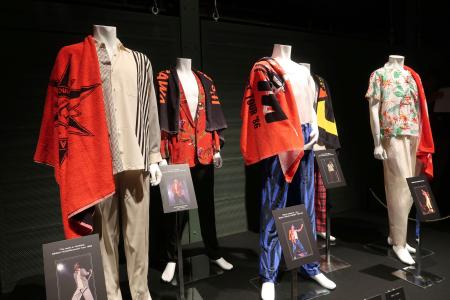 　矢沢永吉のステージ衣装と、ファンから寄せられたタオルのコラボ展示＝横浜市