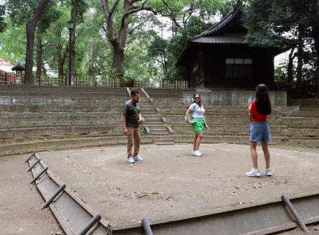 世田谷八幡宮の土俵で記念撮影する外国人観光客=東京都世田谷区