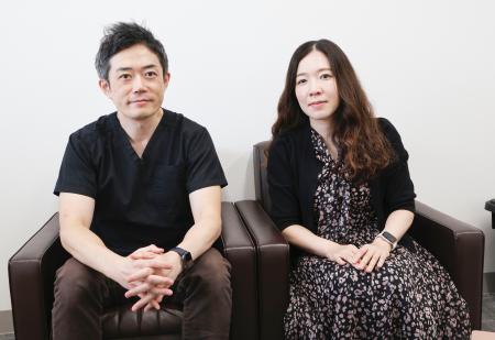 　神経性過食症に対するオンライン認知行動療法を開発した福井大・子どものこころの発達研究センターの浜谷沙世助教（右）と水野賀史准教授＝福井県永平寺町