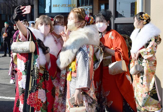 旧友との再会を喜ぶ出席者たち