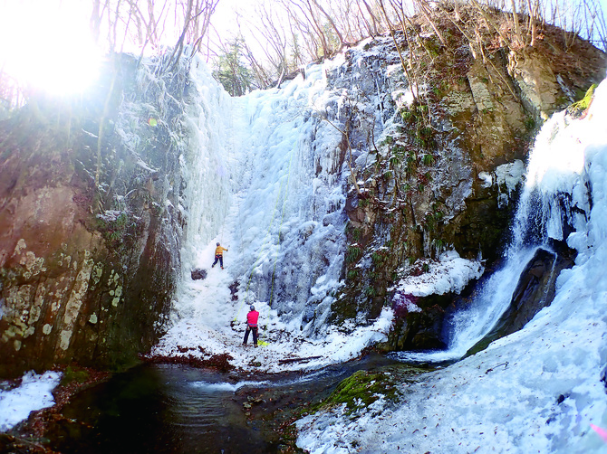 　　　　　　初級15㍍から中上級25㍍の氷壁にチャレンジ！（提供写真）