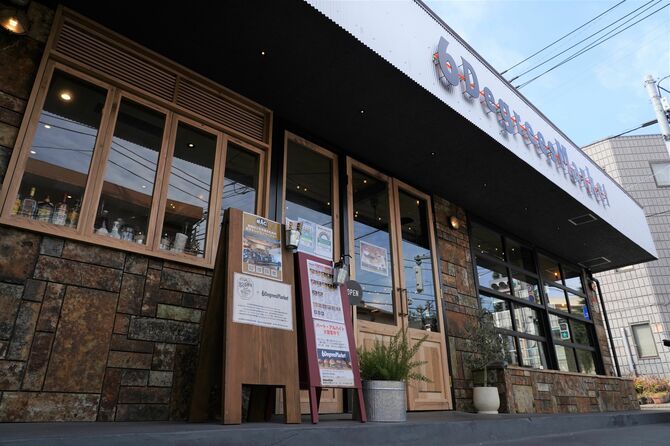 大谷染石の外壁が目を引く6DegreesMarket