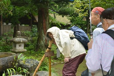 水琴窟に耳を澄ませる参加者たち
