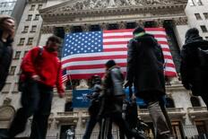 ＮＹ株大幅反落、７８４ドル安