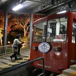紅葉の下、映える車体　ケーブルカーの夜間運行を堪能　筑波山（茨城・つく…