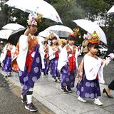 雨中、華やかに稚児行列　昌泉寺の晋山式花添える