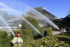 【夕刊】かやぶき屋根に虹