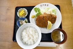 【グルメ探訪】厚さ２センチ、名物メニュー　カツライス定食　思川食堂（小山）