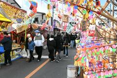 縁起物を求め通りにぎわう