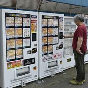人気ラーメン店が小山に自動販売機新設　冷凍の麺と餃子を1000円で販売　売上の一部…