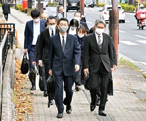 初公判のため宇都宮地裁に向かう雪崩事故の遺族ら＝25日午後１時、宇都宮市小幡１丁目