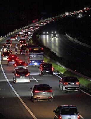 行楽地などから帰る車で渋滞する東北自動車道上り線＝５日午後７時10分、矢板市幸岡