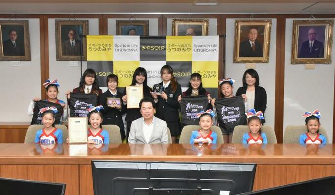佐藤市長に全国優勝を報告した２団体のメンバーら