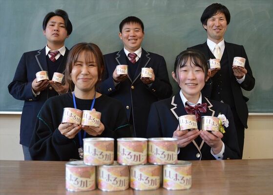 ラベルのデザインを考案した荒井さん（前列右）と須藤さん（同左）