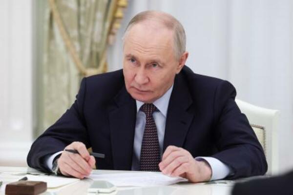 　ロシア南部ダゲスタン共和国の代表団と会談するプーチン大統領＝４月３０日、モスクワ（大統領府提供・タス＝共同）