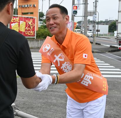 演説後に有権者と握手する大森氏＝10日午後、那須塩原市上厚崎