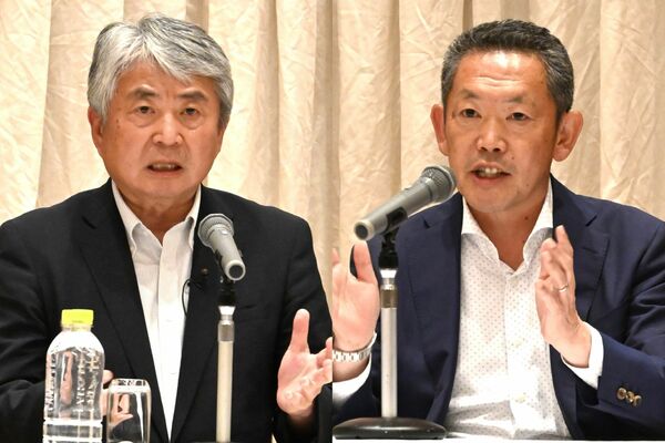 公開討論会で論戦を交わした（右から）小川氏、浅野氏＝11日午後、小山市神鳥谷