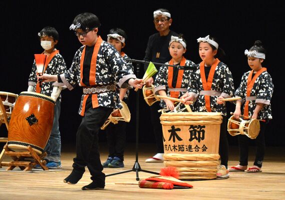 八木節を披露する足利市八木節連合会の子どもたち