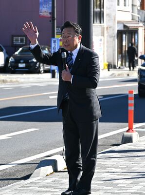 応援演説をする公明党西田幹事長＝３日午前、日光市