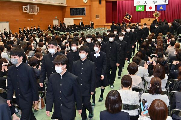 保護者らに見守られながら退場する新入生たち＝７日午前１１時５分、宇都宮工業高