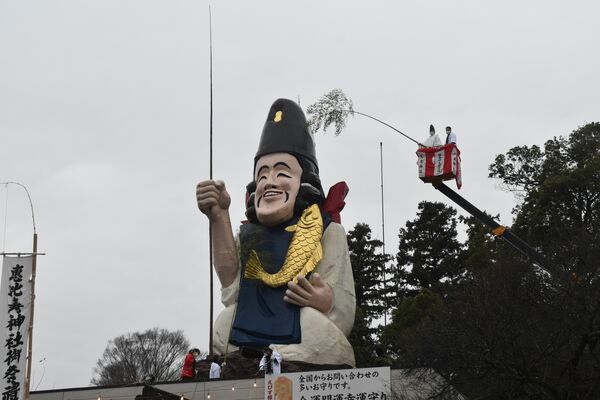 高所作業車を活用した師走恒例のえびす像のすす払い