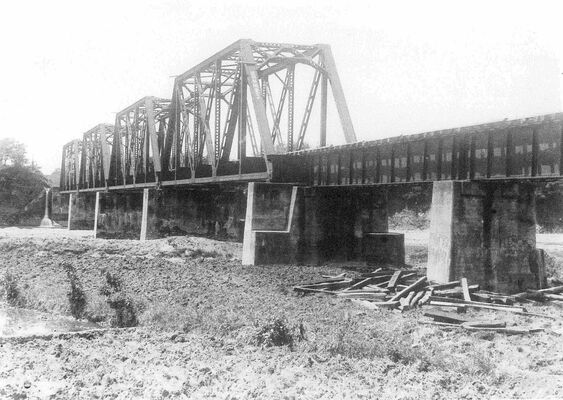 1935年ごろ箒川に架かっていた東野鉄道の鉄橋（写真集「東野鉄道の時代」より）