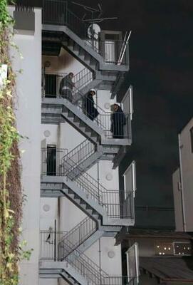 　火災があった大阪市西成区の集合住宅＝１３日午前２時３６分