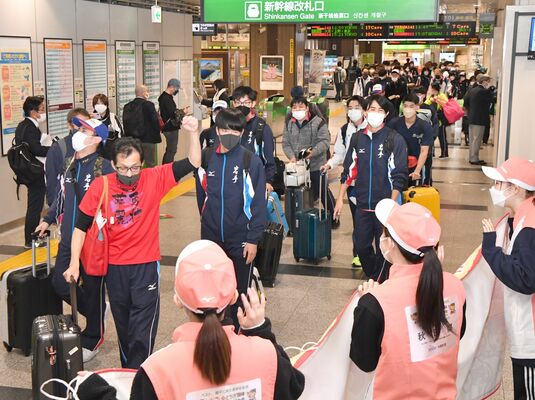 障スポに出場するため全国から本県入りした選手たち＝27日午後、ＪＲ宇都宮駅