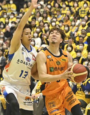 第１クオーター２分、ドライブで突破するブレックスの比江島（右）＝日環アリーナ栃木