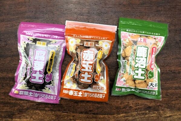 商品化された左から「腐葉土」「赤玉土」「鹿沼土」