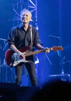 　ステージに立つ佐野元春＝東京都江東区（２０２６（Ｃ）Ｍ〓　Ｆａｃｔｏｒｙ　Ｍｕｓｉｃ　Ｐｕｂｌｉｓｈｅｒｓ）