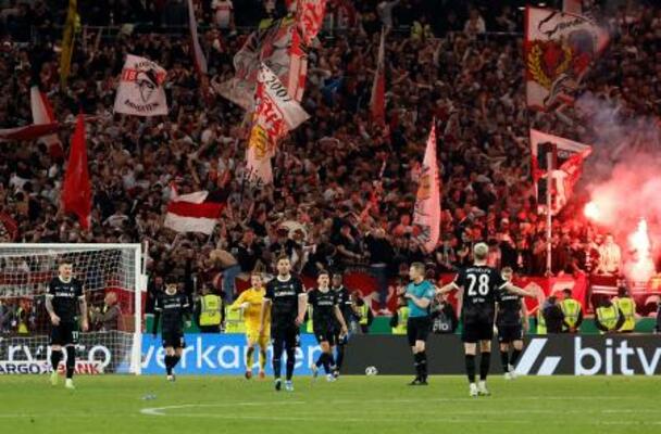 　ドイツ・カップ準決勝でシュツットガルトに敗れ、肩を落とすフライブルクの選手たち＝２３日、シュツットガルト（ロイター＝共同）