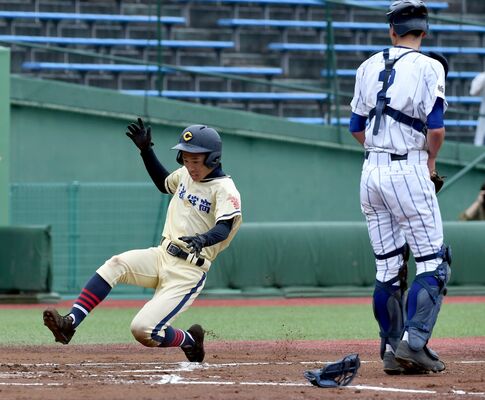 １回、宇商・三与木の犠飛で三走・川口敦が先制のホームイン＝清原