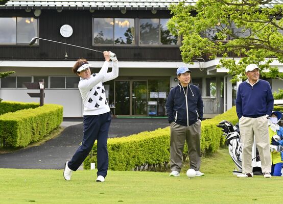 プロアマトーナメントでティーショットを放つ樋口さん（左）