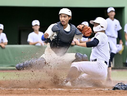 ５回、宇工の宇塚（左）が本塁へ突入した三走の生還を阻止＝清原