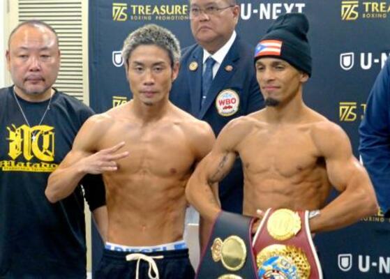 　前日計量をクリアし、ポーズをとる挑戦者で元ＷＢＯミニマム級王者の谷口将隆（左）と２団体統一王者のレネ・サンティアゴ＝２日、東京都文京区