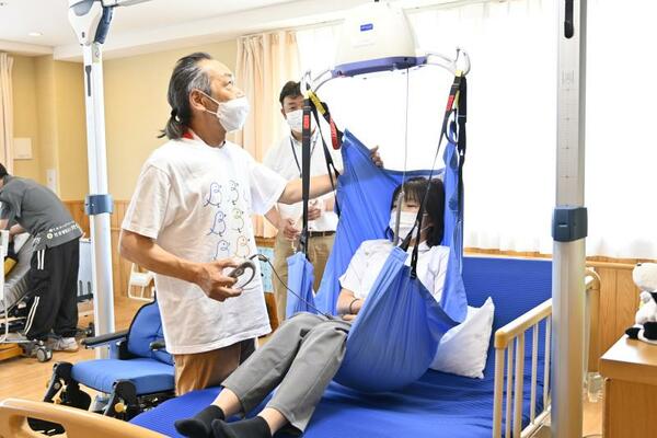 研修会でリフトの使い方を学ぶ参加者＝６月下旬、真岡市西田井
