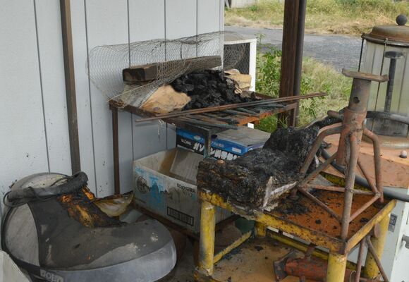 保管していた木炭や健康器具などを焼いた火災現場＝９日午後３時20分、佐野市相生町