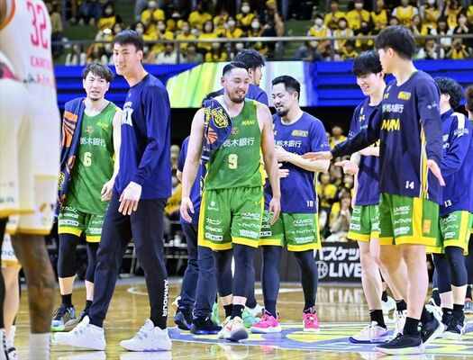 秋田に勝ってクラブ連勝記録を20に伸ばし、笑顔を見せる遠藤（中央）らブレックスの選手たち＝ブレックスアリーナ宇都宮