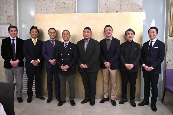 初の「おもてなしレストラン」に選ばれた９店の代表者＝９日午後、宇都宮市