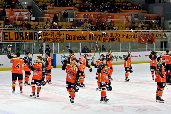 快勝してファンの応援に応えるバックスの選手たち＝４日午後４時10分、日光霧降アイスアリーナ