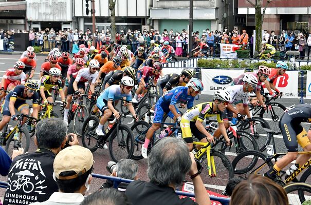 宇都宮市中心部を疾走する選手たち＝2022年10月15日