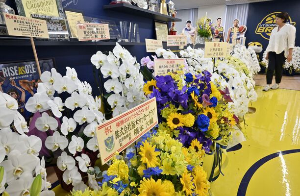 ブレックスの事務所に届いた多数の祝花＝４日午後２時55分、宇都宮市駒生２丁目、森田大地撮影